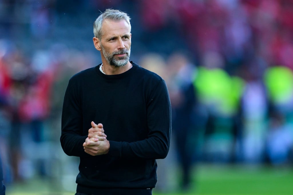 Leipzigs Trainer Marco Rose steht vor dem Spiel im Stadion.