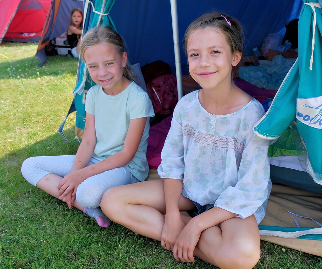 Pia Ilchmann (rechts) und Bella Jakobi haben ihr Zelt bereits fix und fertig eingeräumt. Die beiden Mädchen wollen in Elster viel Spaß haben. Insgesamt nehmen am neunten Zeltlager 73 Kinder teil.