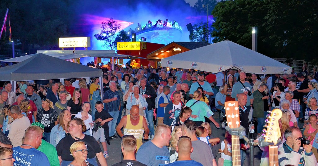 Als rundum gelungen befand die AG Salzlandfest das Staßfurter Volksfest in diesem Jahr. Einer der Besucher-stärksten Höhepunkte war die Abendveranstaltung am Sonnabend auf dem Benneck'schen Hof mit Einzig&Artig.