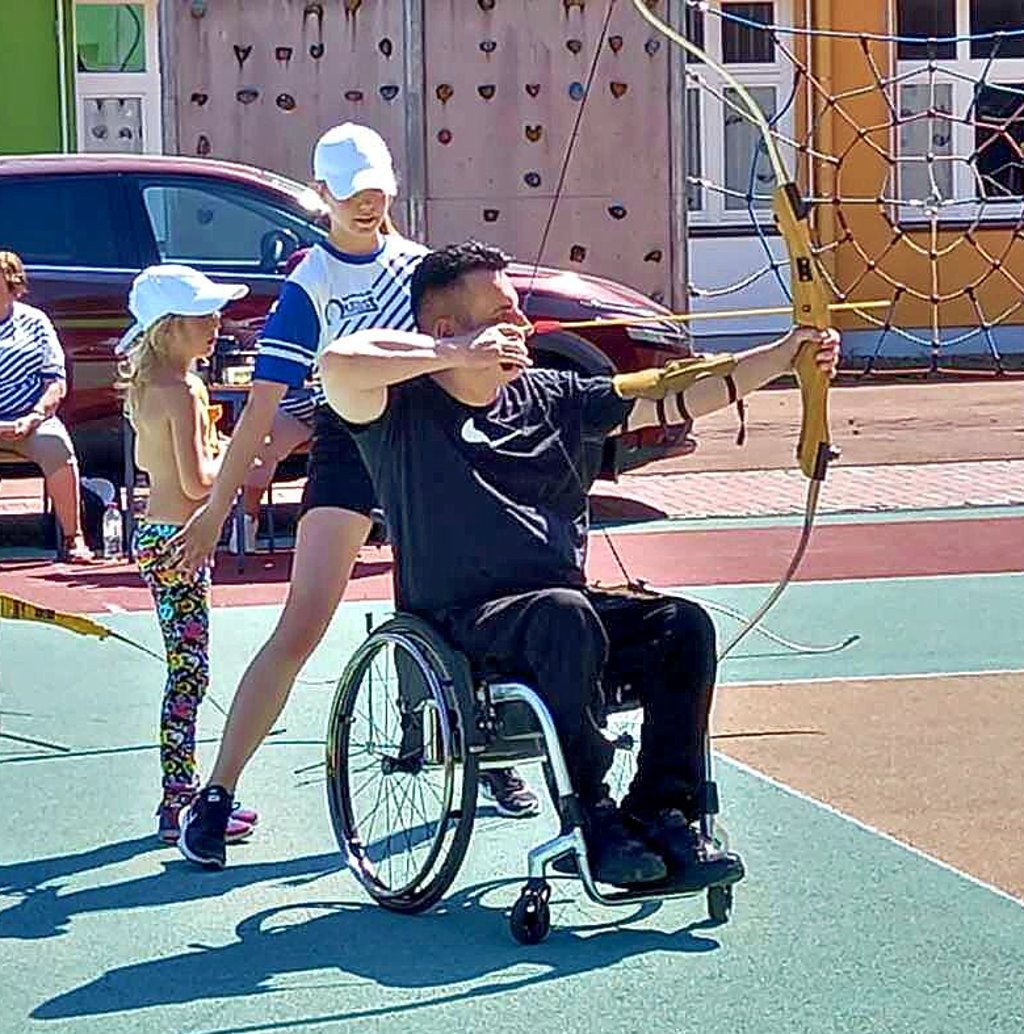 Daniel Nitsch (am Bogen) vom BSV Wittgensdorf trat zum ersten Mal beim Rollisportfest in Tangerhütte an.