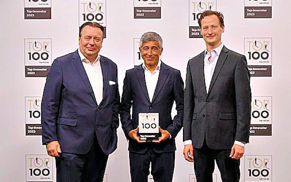 Ranga Yogeshwar gratuliert der Mecotec GmbH aus Bitterfeld-Wolfen zu ihrer Auszeichnung mit dem TOP-100-Siegel.