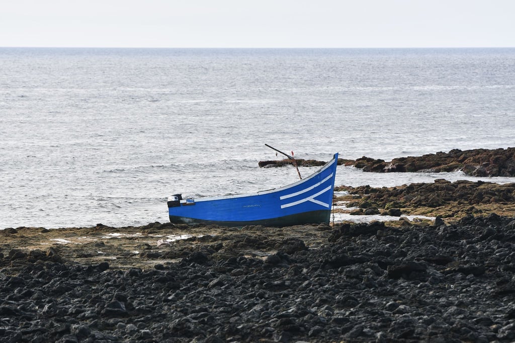 Ein von Flüchtlingen verlassenes Boot an einem Strand in Spanien. (Symbolbild).