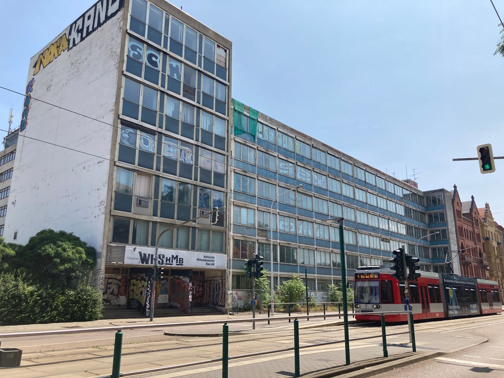 Der alte BMK-Bau in der Magdeburger Straße in Halle soll zum Wohnhaus werden.