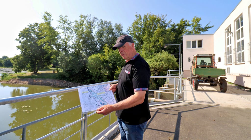 Das Schöpfwerk Klöden hat eine große Bedeutung für das Entwässern der Elbaue im Hochwasserfall. Das Einzugsgebiet umfasst 44,31 Quadratkilometer, verdeutlicht Jörg Herrmann auf einer Landkarte.