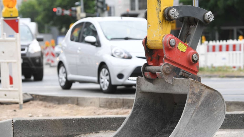 Vollsperrung für Autofahrer in Salzwedel: Ab Montag, 17. Juli, wird die Bundesstraße B71 saniert. Diese Umleitungen sind ausgeschildert. Symbolbild: