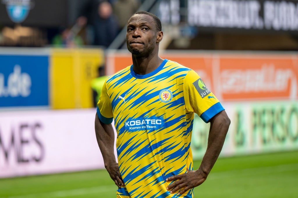 Braunschweigs Anthony Ujah steht enttäuscht vor den Fans. Braunschweig sucht einen Stürmerkollegen für Ujah.