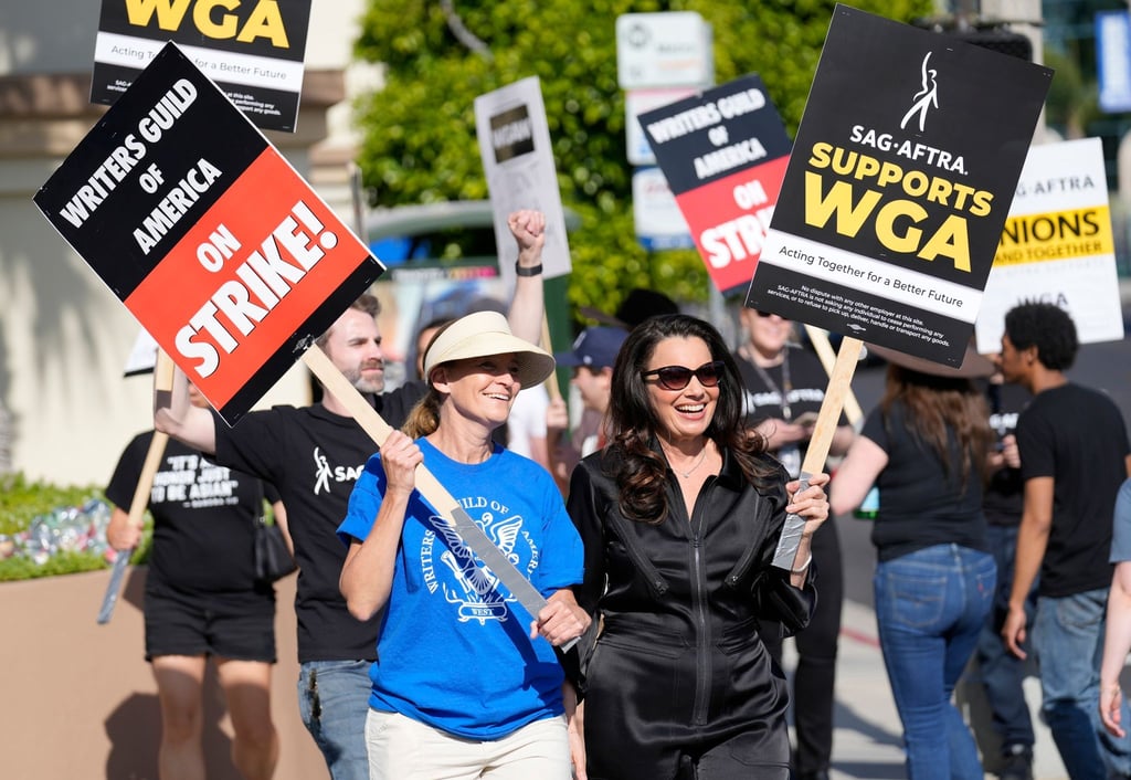 Meredith Stiehm (l), Präsidentin der Writers Guild of America West, und Fran Drescher, Präsidentin der SAG-AFTRA, bei einer Kundgebung vor dem Studio Paramount Pictures in Los Angeles.