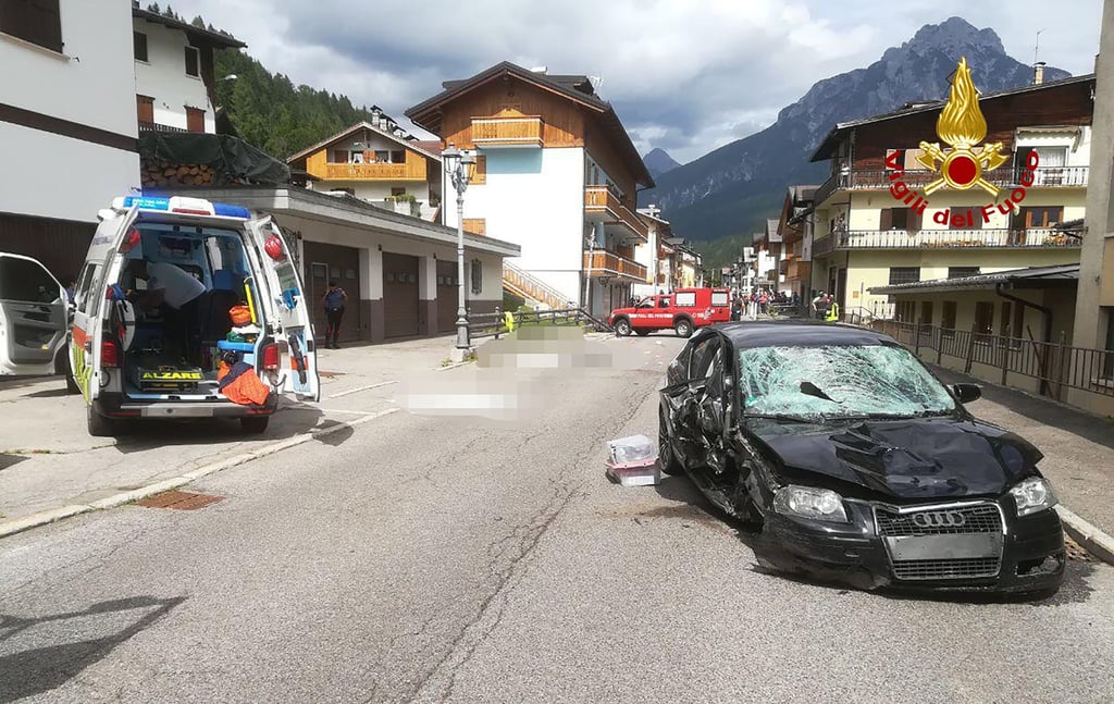 Ein Krankenwagen und das Auto der deutschen Fahrerin stehen am Unfallort.