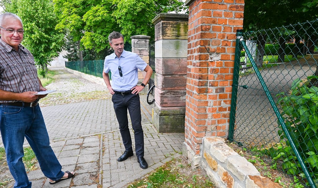 Ortsbürgermeister Donald Dölle und der Oschersleber Bürgermeister Benjamin Kanngießer sind sich einig, dass die Sanierung der Friedhofsmauer gelungen ist.