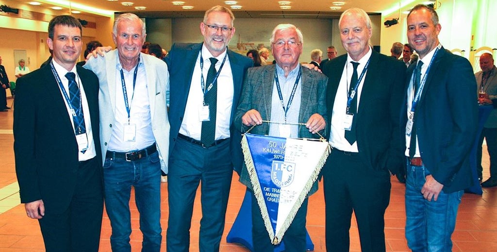 Freuten sich gemeinsam über das 50-jährige Jubiläum des Kaliwerks Zielitz (von links): Dr. Ulrich Scheele (Werksleiter Kaliwerk Zielitz), Jürgen Brennecke (Teamchef), Dr. Holger Hoppe (Konzernleitung K+S), Wolfgang Seguin (FCM-Legende), Martin Westphal (ehemaliger Werksleiter Kaliwerk Zielitz) und Michael Knackmuß (Betriebsratsvorsitzender Kaliwerk Zielitz).