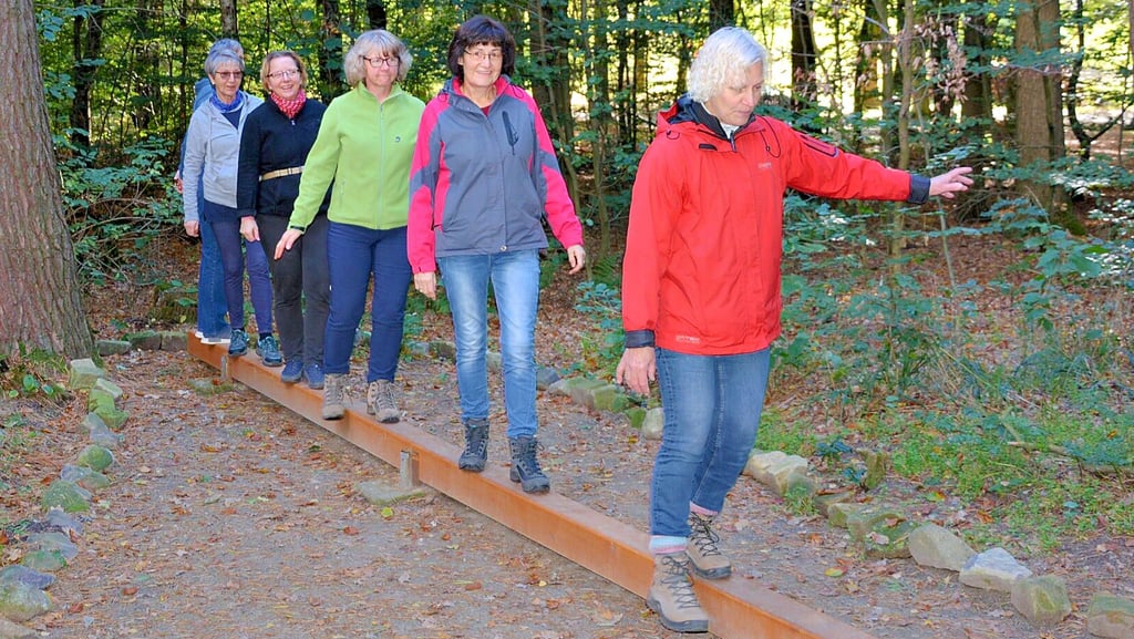 Sport im Freien ist auch auf dem Trimm-Dich-Pfad in Klötze beliebt. In Arendsee werden verschiedene Geräte aufgebaut. Dazu gehört ein Balken zum Balancieren.