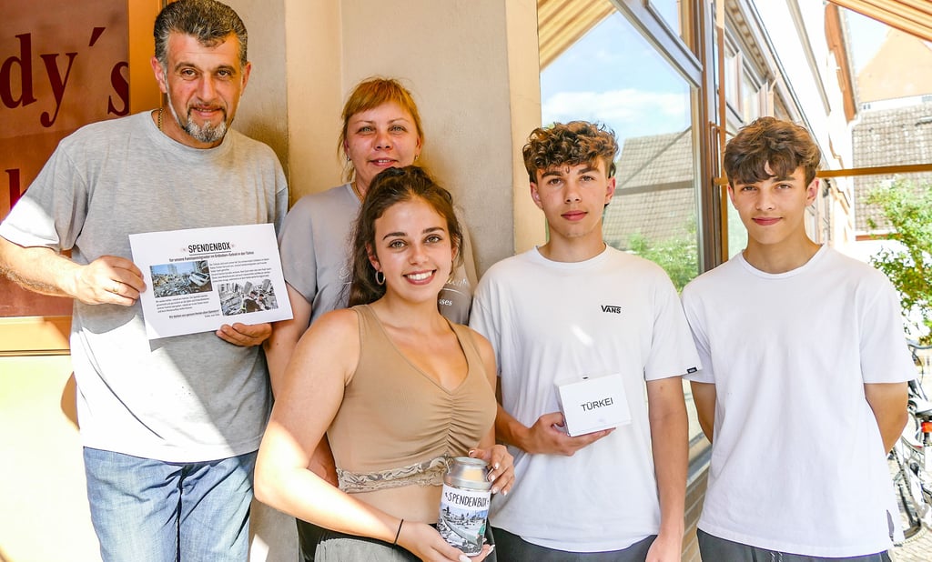 Familie Askar sammelt Spenden für ihre Familie im Erdbebengebiet Samandağ /Hatay in der Türkei. Vater Edvar, Mutter Swetlana, Tochter Cäcilia und die Zwillinge Manuel und Miguel stehen hier vor ihrem Döner-Geschäft auf dem Markt von Annaburg.