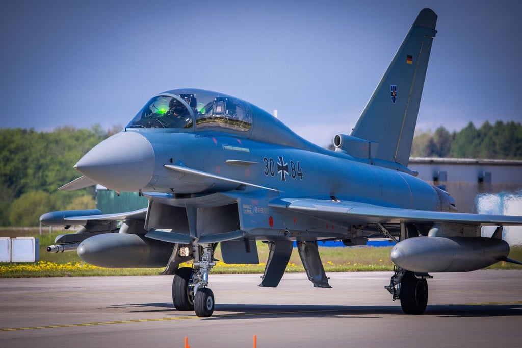 Ein Kampfjet Eurofighter der Bundeswehr auf dem Fliegerhorst Laage.