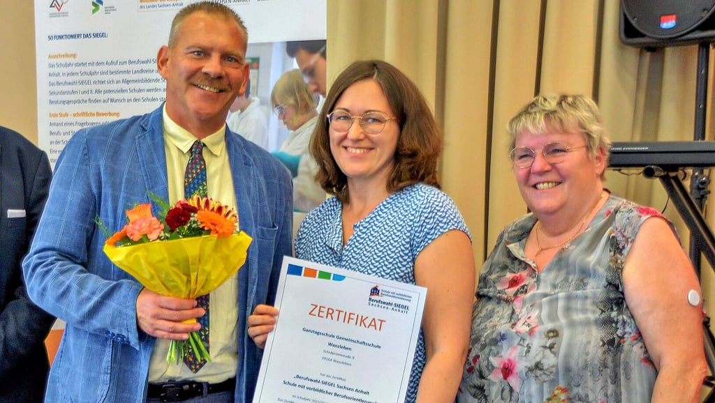 Schulleiter Steffen Armgart (von links), Stellvertreterin Michaela Pessel und Viola Metzdorf von der Gesamtschule freuen sich über die zweite Zertifizierung.