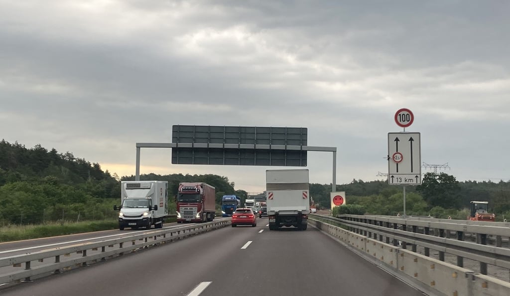 In Fahrtrichtung Berlinwird auf der Autobahn 2 im Anschluss an die Anschlussstelle Lostau nach der Verschwenkung des Verkehrs das Tempo auf maximal 100 Stundenkilometer hochgesetzt.