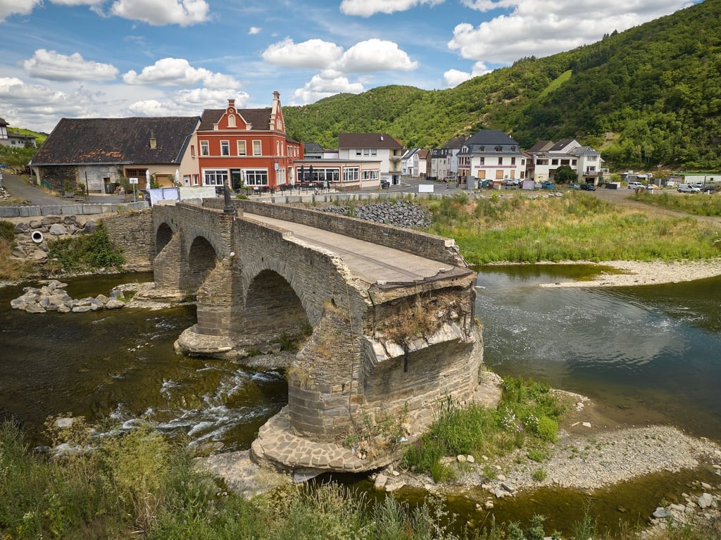 Zwei Jahre nach der Flutkatastrophe: die Reste der zerstörten Nepomukbrücke an der Ahr.