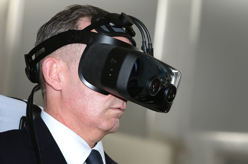 Digitalminister Volker Wissing, hier während eines Besuchs beim Luftfahrzeuge-Hersteller Lilium, mit einer MR-Brille (Mixed Reality) in einem Flugsimulator.