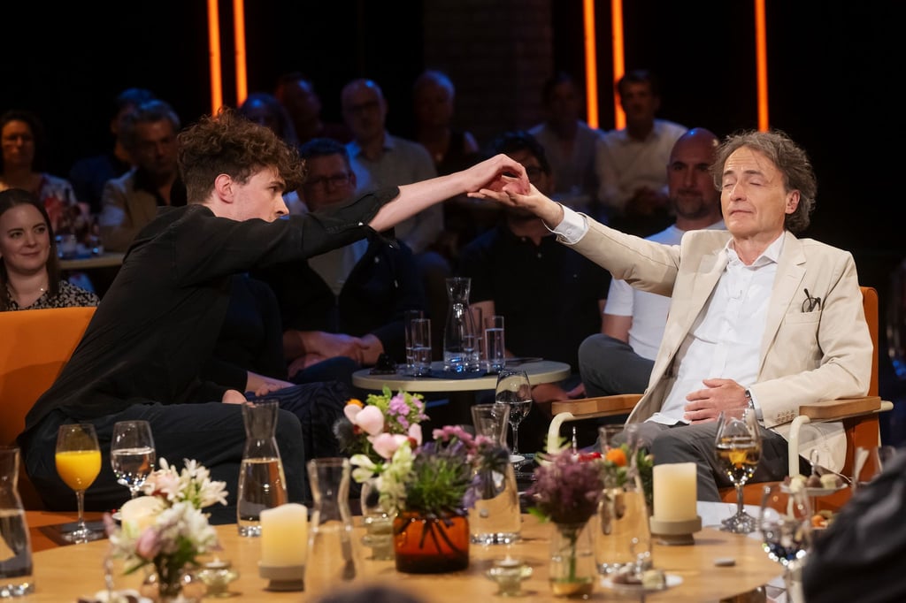 Mentalist Timon Krause (l) hypnotisiert Gastgeber der Radio Bremen-Talkshow Giovanni di Lorenzo in der Radio Bremen-Talkshow "3nach9" live im Studio.