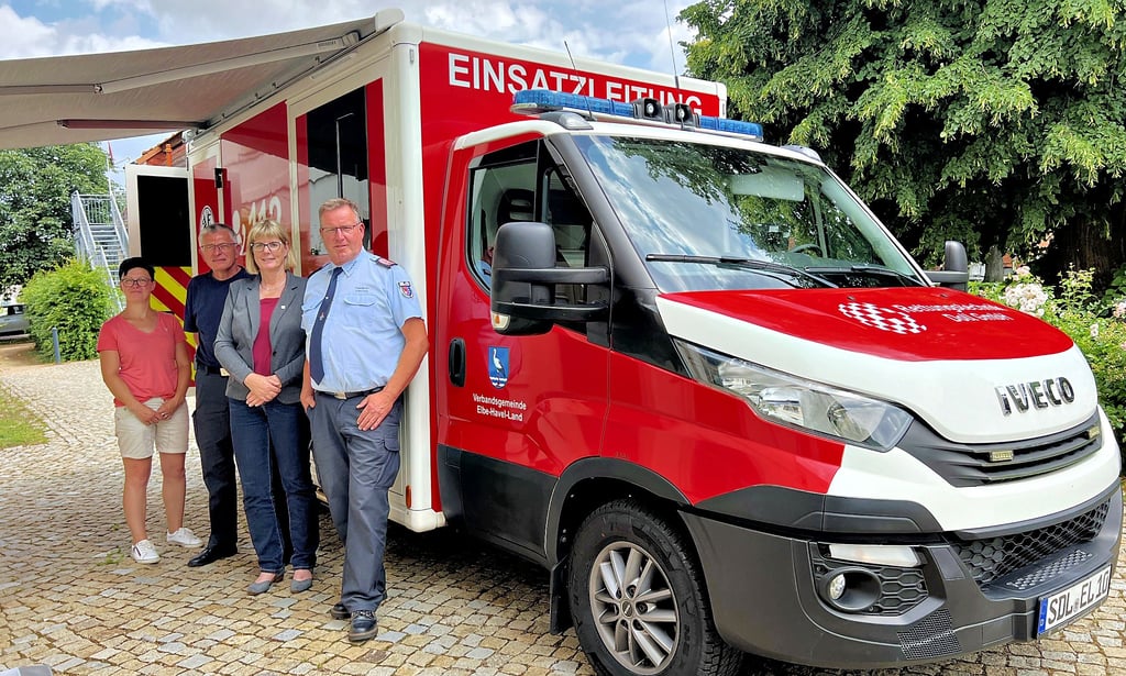 Der Leitwagen mit Uwe Engel, Steffi Friedebold und Kai Völkel (von rechts) nach der Ankunft am Schönhauser Bürgerzentrum, wo er auch von Sachgebietsleiterin Jenny Wolff in Augenschein genommen wurde. Untergestellt wird er in Molkenberg.
