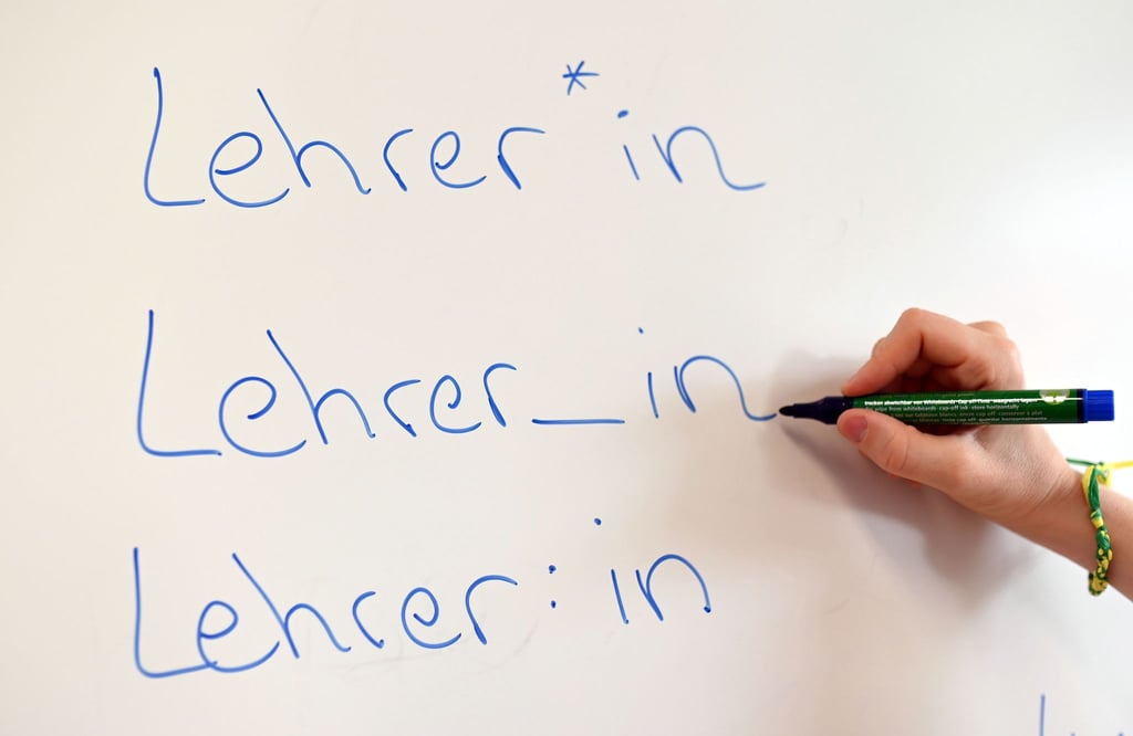An einem Whiteboard steht das Wort "Lehrer" in verschiedenen Gender-Schreibweisen.