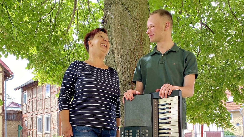 Janine Wellenberg und Niklas Hafemann sind das Duo aus Pabstorf. Eigentlich spielen sie nur auf Hochzeiten – doch es gibt inzwischen mindestens einen weiteren Auftritt.