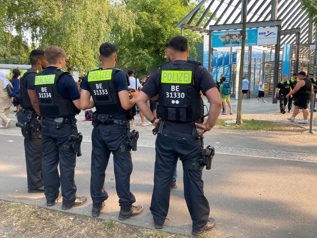 Polizisten stehen vor dem Eingang des Sommerbad in Neukölln.