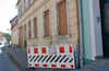 Weil es von der Fassade dieses leerstehenden Gebäudes an der Stendaler Straße in Kalbe bröckelt, ist der Gehweg seit kurzem gesperrt. Es besteht Gefahr für Passanten. 