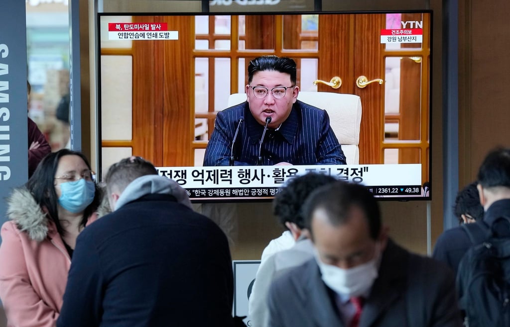 Fernsehbilder im Bahnhof von Seoul zeigen den nordkoreanischen Machthaber Kim Jong Un.