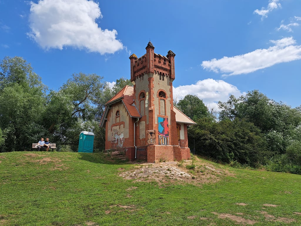 Die "Mäuseburg" in Magdeburg-Prester ist Denkmal und wird zurzeit saniert. Das neue Dach ist drauf (Juli 2023). Das frühere Schöpfwerk soll noch einen Anbau erhalten.