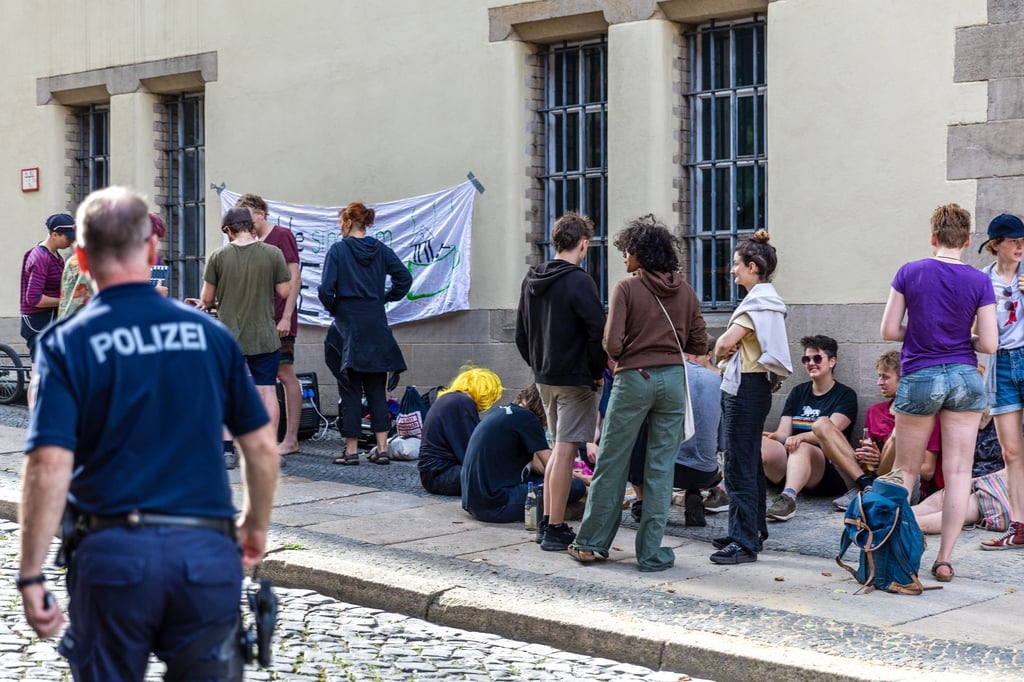 Unterstützer von zwei Angeklagten, die 2022 an einer Blockade des Kraftwerks Jänschwalde teilgenommen haben.