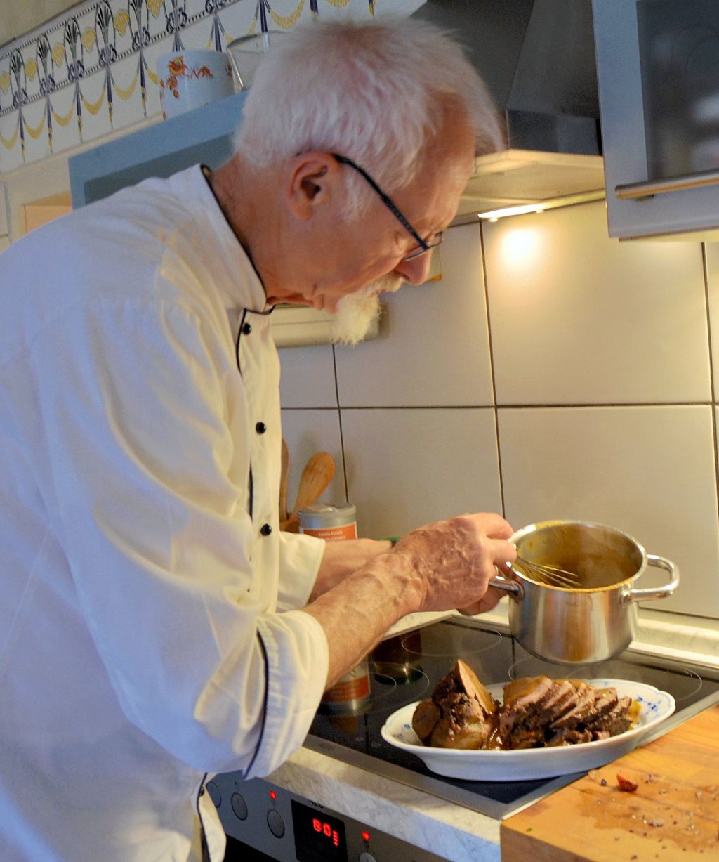 Werner Henkensiefken gießt die Soße über den geschnittenen Lammbraten.