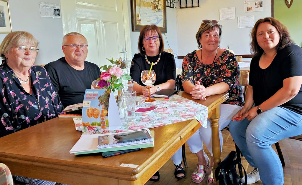 Zum Arbeitskreis für das geplante Wimmelbuch gehören Theresia Gebauer (von links), Rolf Naumann, Yvette Below (alle drei Mitglieder des Vereins), Andrea Biermann (Ideengeberin) und Sabine Kühne (Illustration).