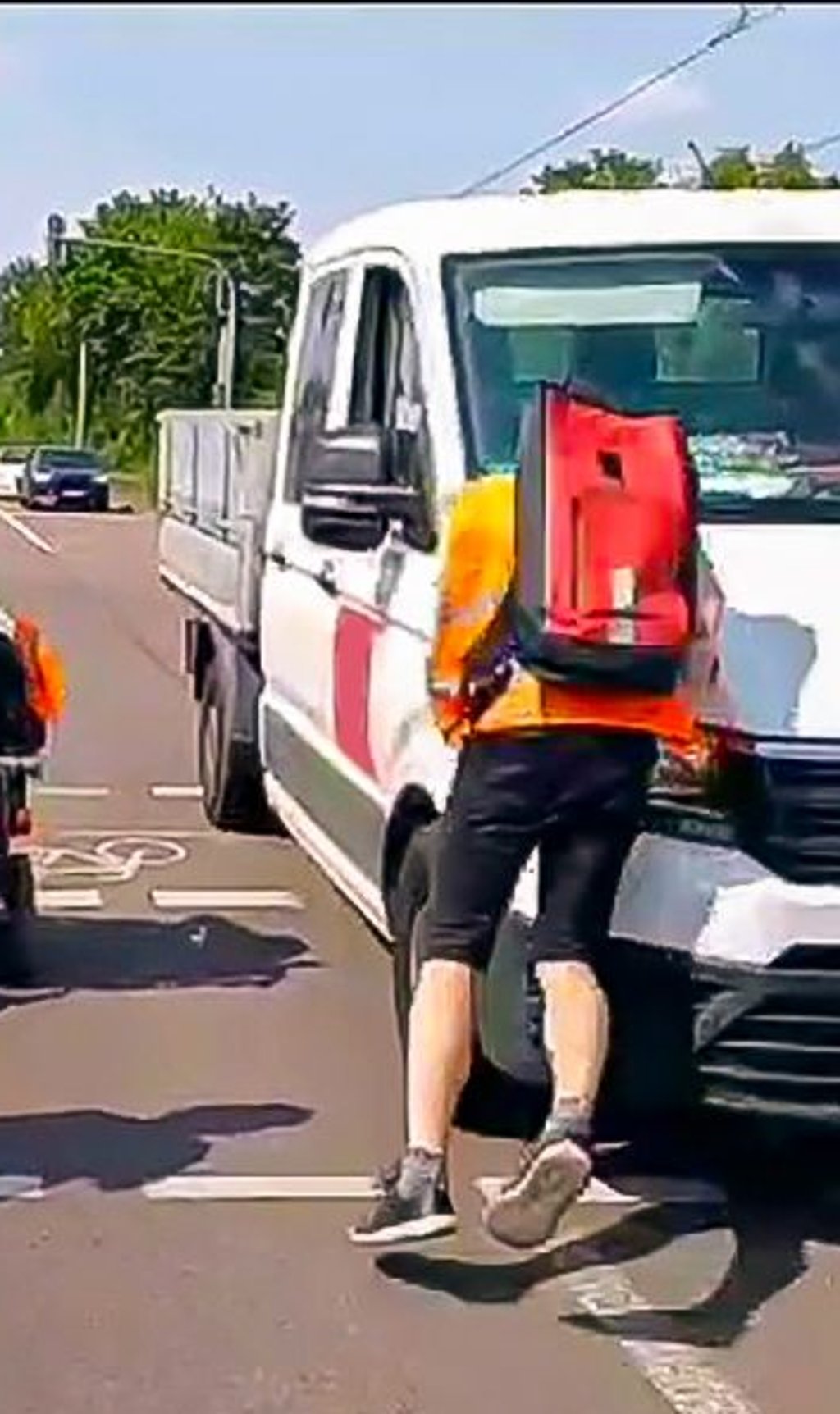Ein Kleintransporter hat einen Klimaaktivisten in Halle gerammt.