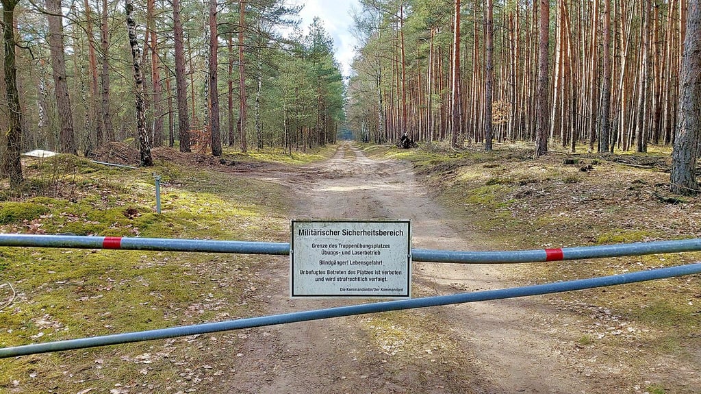 Der Jägerstieg ist ein Wanderweg direkt durch militärisch genutztes Gebiet und eine direkte Verbindung zwischen Colbitz und Neuenhofe.