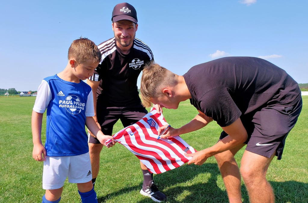 Alejandro Ruiz-Ayúcar Schmidt hat extra sein Atlético-Trikot aus Madrid mitgebracht und lässt es von Niklas Geisler signieren.