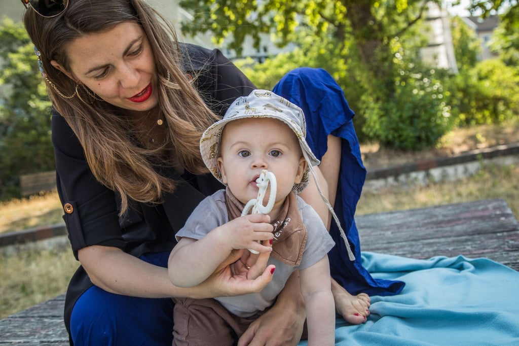 Ein Beißring kann die Schmerzen lindern, wenn Kinder zahnen - leicht gekühlt ist er besonders wirkungsvoll.