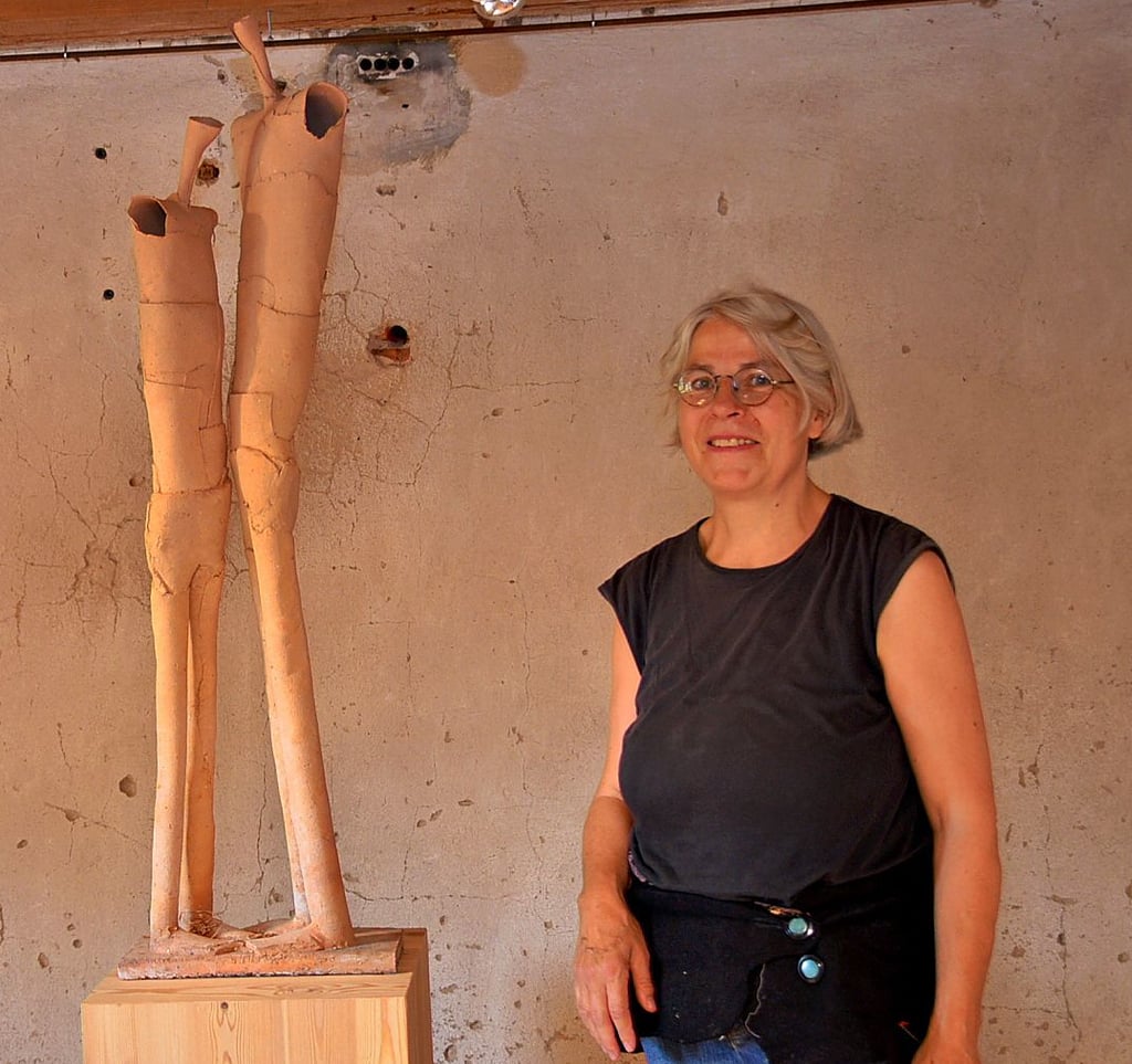 Die von Roswitha Bühler gefertigte Skulptur vom Pärchen ist aus Steinzeug und muss sehr vorsichtig transportiert werden.