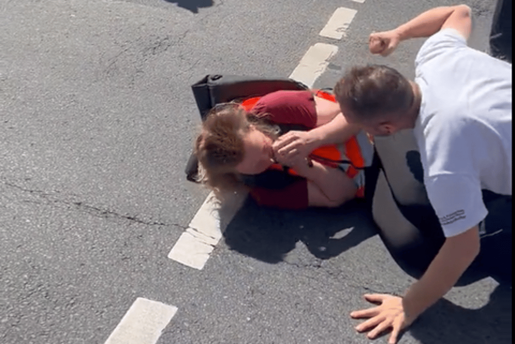 Der Autofahrer droht mit der Faust, setzt sich ans Steuer und fährt los: Ein Video dokumentiert den Vorfall. Ein CDU-Politiker aus Sachsen-Anhalt verteidigt den Vorfall nun bei Twitter.