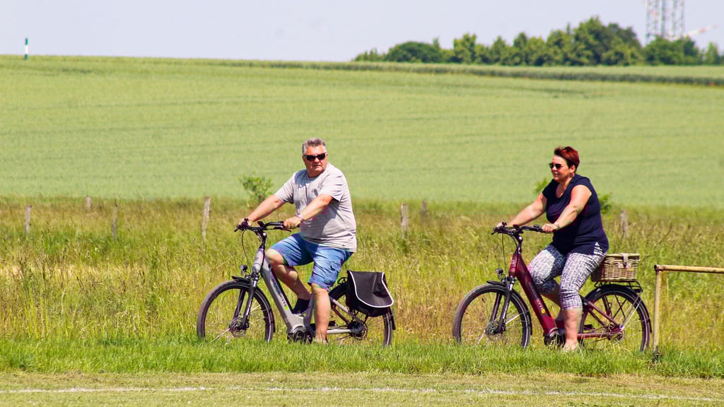 Radfahren gehört in der Börde zu den immer beliebter werdenden Freizeitbeschäftigungen. Ob auf dem Holunderradweg oder dem künftigen Ferkeltaxenradweg von Eilsleben nach Hundisburg spielt dabei keine Rolle. Wer es allerdings praktischer liebt, der radelt gern auf den kürzeren Wegen entlang von Ortsverbindungsstraßen.