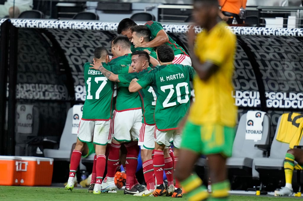 Mexikanische Spieler feiern nach dem Tor von Luis Chavez gegen Jamaika in der ersten Halbzeit.