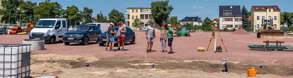 Die Schotterfläche soll später zum Kunstrasenplatz werden. Vorher werden noch Wege und Zäune gebaut.