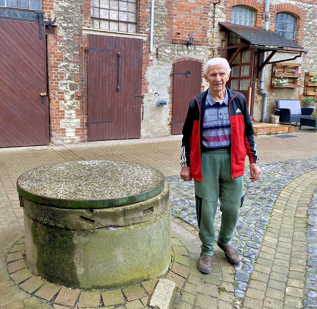 Dieter Bauermeister am Brunnen auf seinem Hof. Über diesen werden die zehn auf dem Grundstück lebenden Menschen aktuell mit Wasser versorgt.