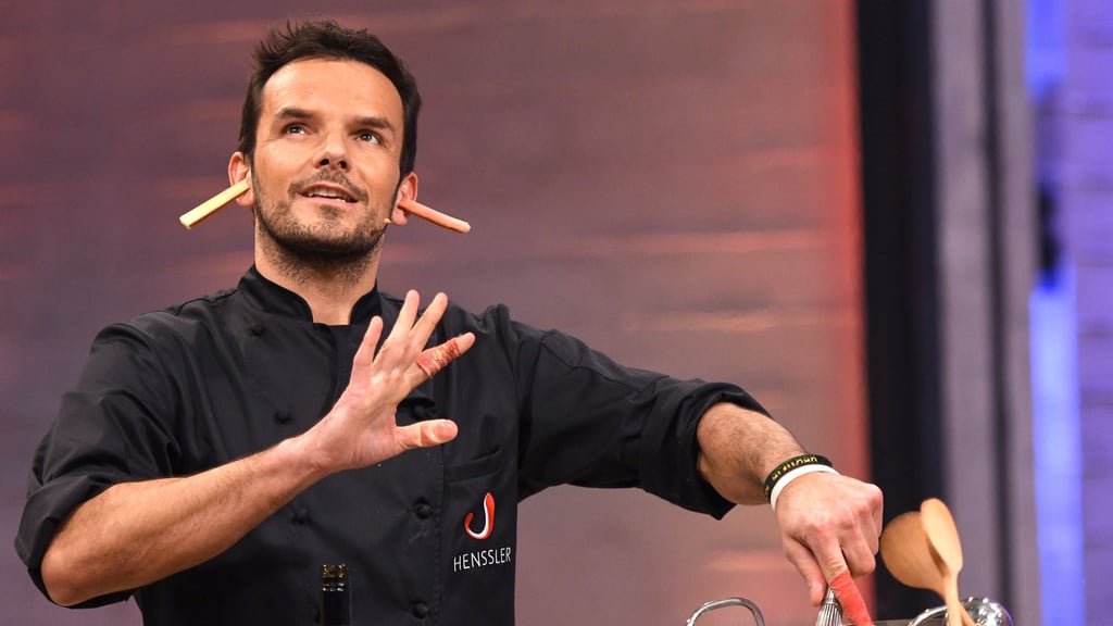 Der Koch Steffen Henssler bei der Aufzeichnung der VOX Kochshow "Grill den Henssler".