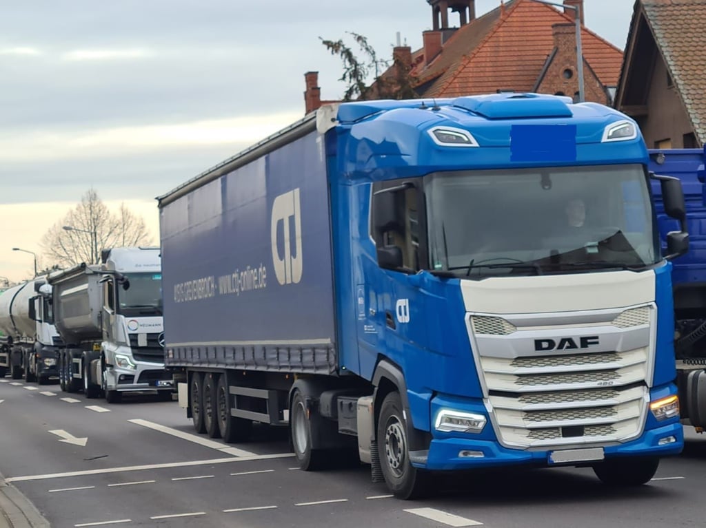 Ein typisches Bild, wenn die Autobahn 2 wieder einmal dicht ist. Tausende Lkw schieben durch Burg.