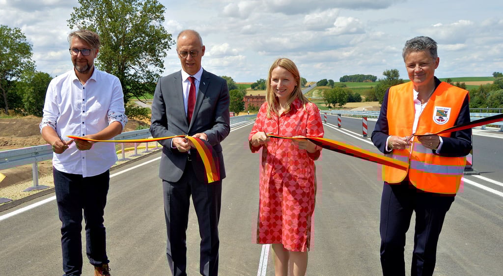 Werschens Ortsbürgermeister Michael Seppelt (v.l.), Deges-Geschäftsführer Dirk Brandenburger, Staatsdekräterin Daniela Kluckert und Landesverkehrsministerin Lydia Hüskens weihen die fertige Straße ein.