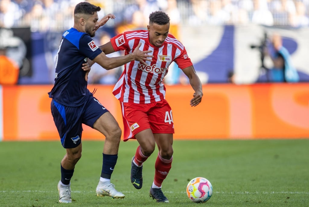 Suat Serdar (l) von Hertha BSC kämpft gegen Unions Jamie Leweling um den Ball.