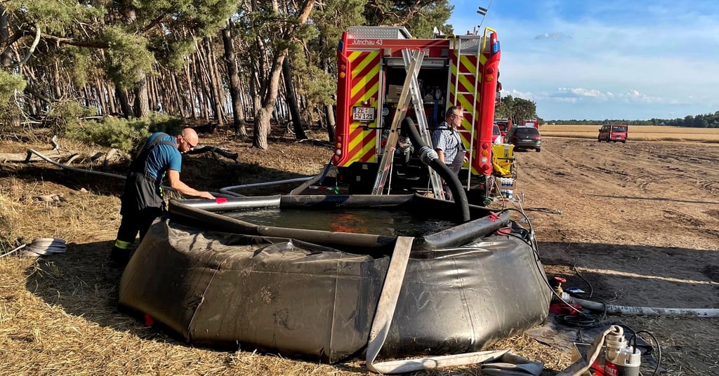 Auch ein 10 000-Liter-Behälter kam ibeim Waldbrand nahe Wertlau zum Einsatz.