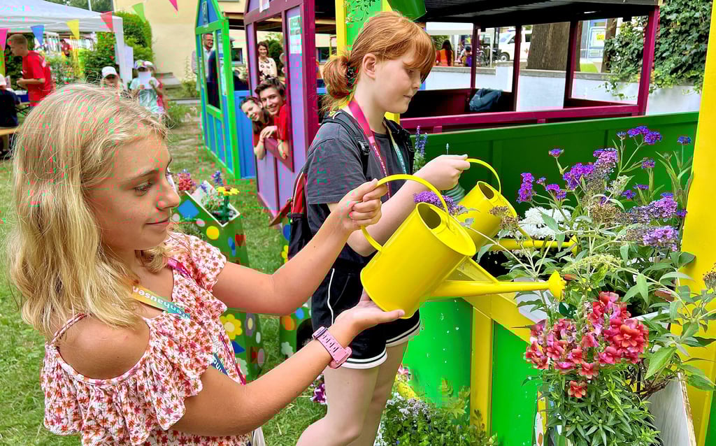 Die Ilberstedterinnen Luise (links) und Wilma gossen in der Gärtnerei - eines der neuen Gewerke in Bärenhausen - die Blumen.