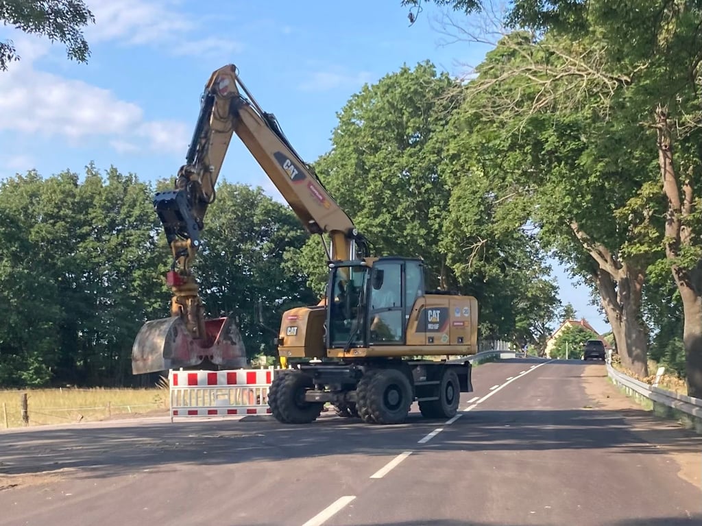 Blick auf den neuen Fahrbahnbelag der Bundesstraße 1, der zwischen Hohenseeden und Parchen bei der Sanierung aufgetragen wurde.