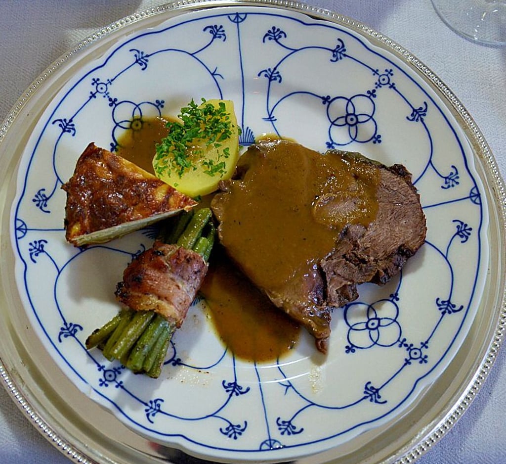 Lammbraten mit Kartoffelgratin und Bohnen im Speckmantel: Das Festmahl ist angerichtet.